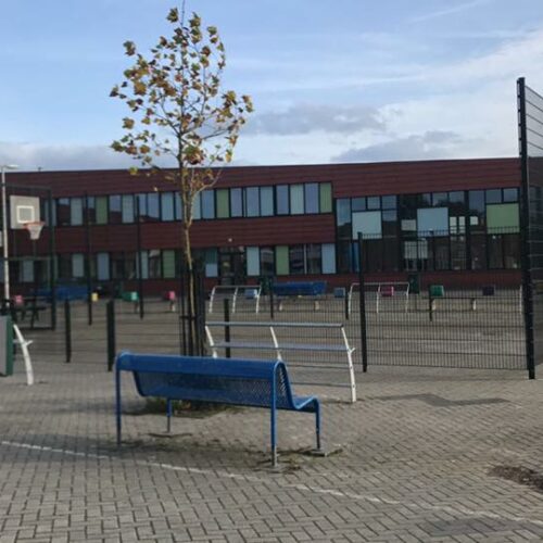 Skate- hang- Parkbanken 18 Onze skatebanken, een parkbank model Station en onze multi-sportkooi